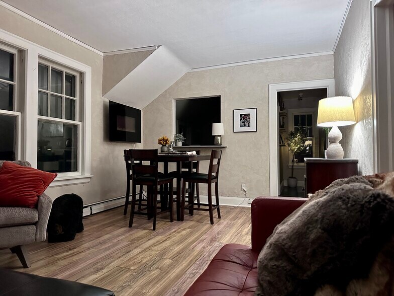Living/dining area - 3901 1/2 Greysolon Rd