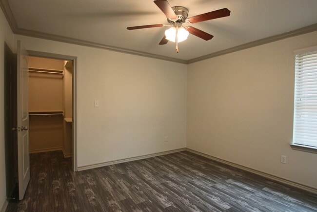 Building Photo - Beautiful 3 Bedroom 2 Bathroom Townhouse i...