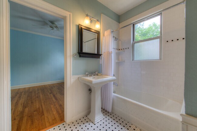 Building Photo - AVAILABLE AUGUST: Gorgeous, Remodeled 4 bed / 3 bath Hyde Park Area Home
