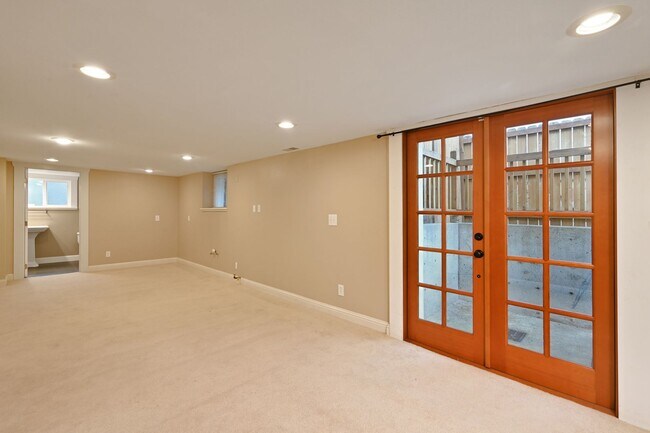 Building Photo - Charming 3 Bedroom/2 Bath Craftsman Home for Lease in Phinney/Greenlake