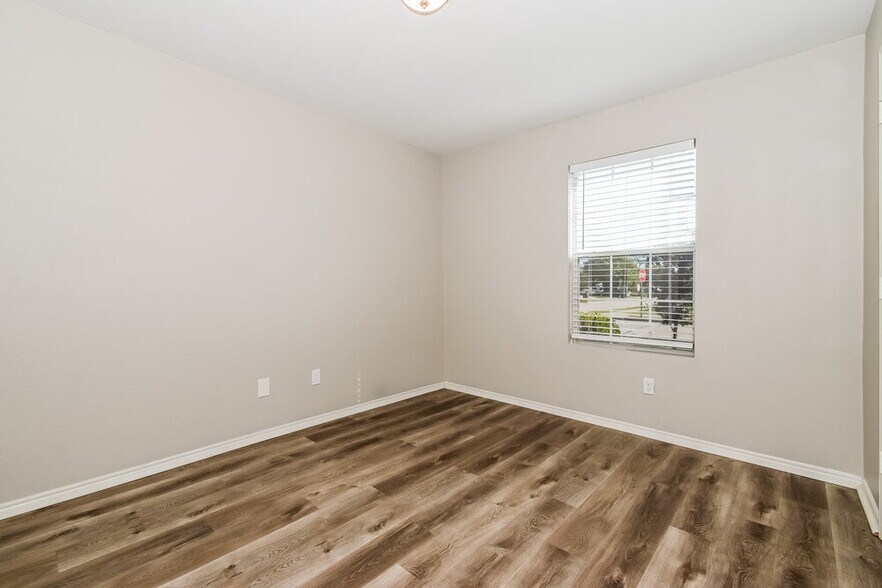 Building Photo - 1100 Caroline Dr