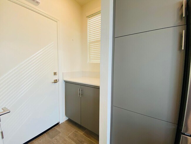 Building Photo - $2,395 Alluvial & Fowler, 3 Bedroom Home -...