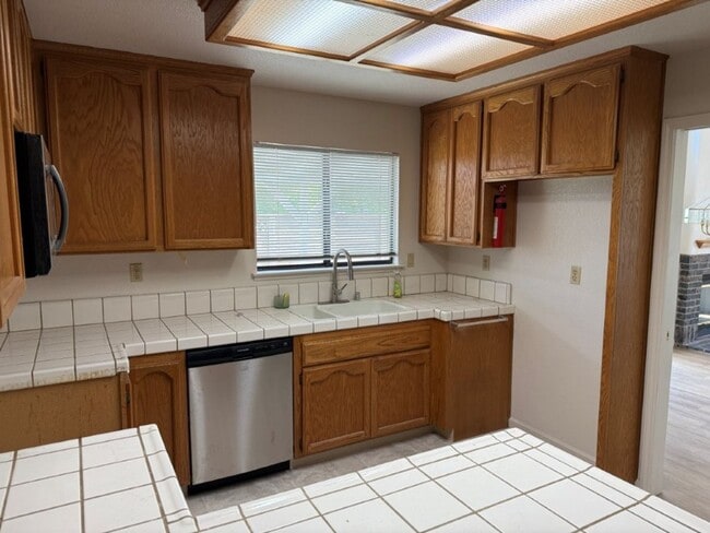Building Photo - Modern 4 Bedroom 3 Car Garage Dixon *Star ...