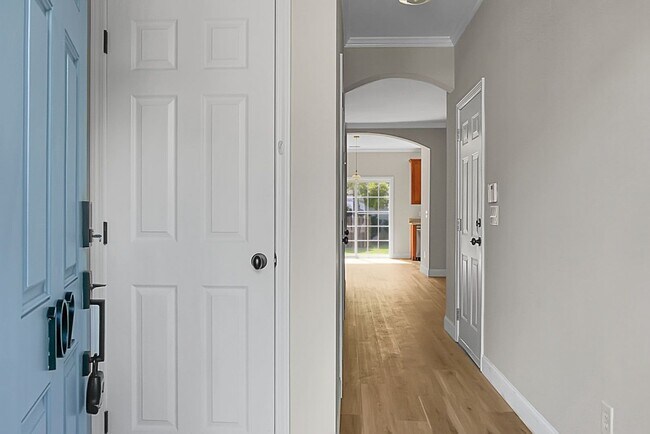Building Photo - 3 bedroom, 2.5 Townhome
