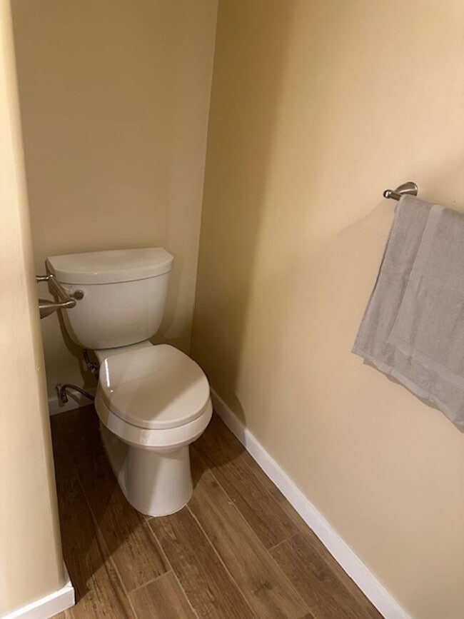Building Photo - 4 Bed, 21/2 Bath Split level single family...