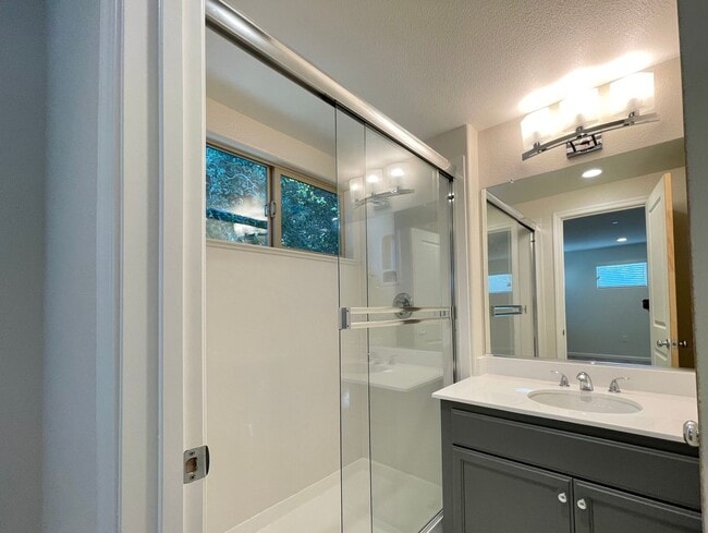 Building Photo - Newer Napa 2 Bedroom 2 Bathroom Condo; Both Bedrooms En-Suite