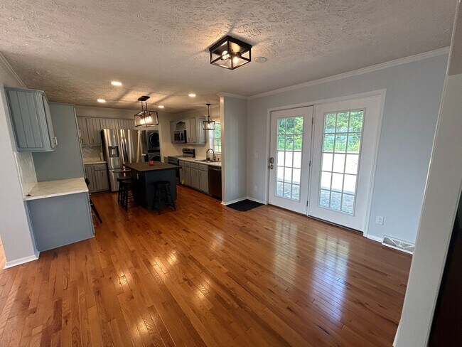 Building Photo - Leicester - Immaculate home on 3/4 acre