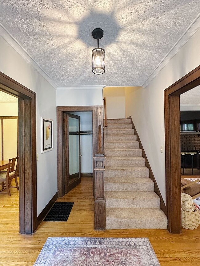 Building Photo - Charming Furnished 3BR/2BA Duplex in Histo...