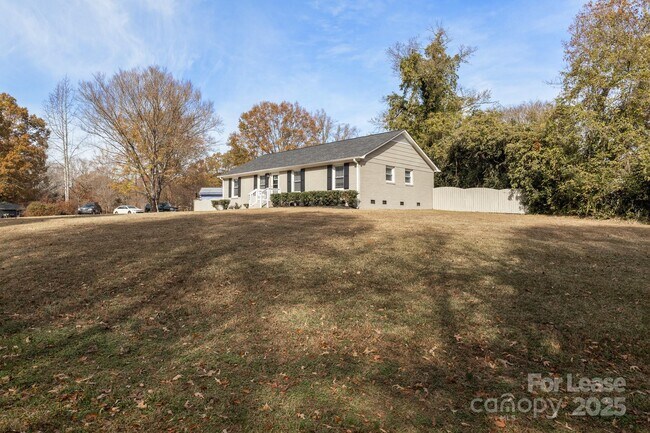 Building Photo - 815 Sharon Dr