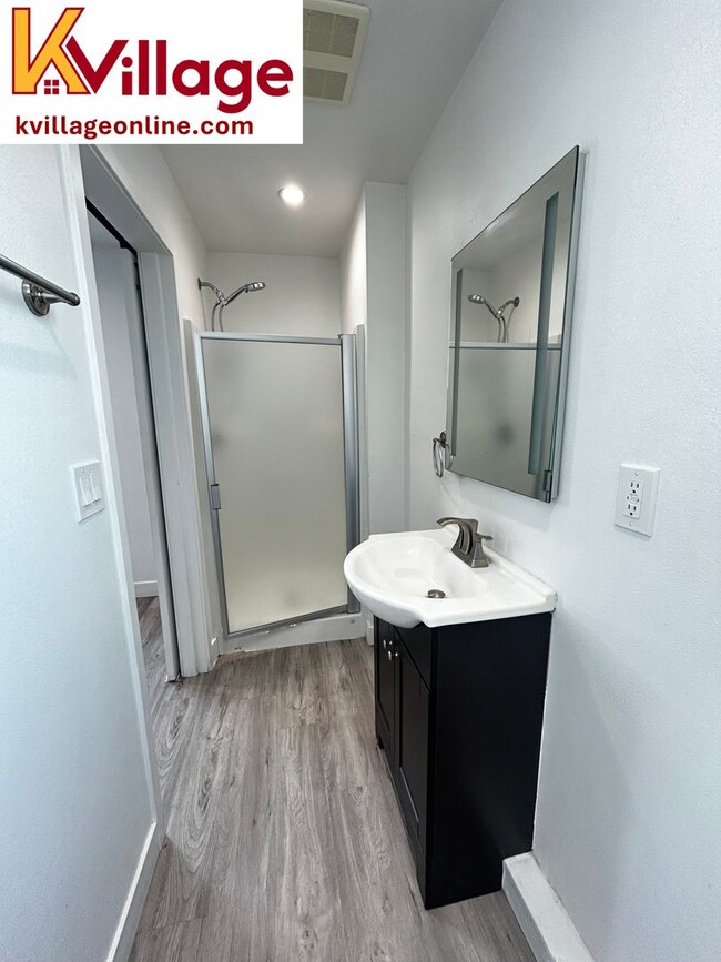 Building Photo - 1528 1/2 W 36TH PL - 304 (unfurnished)