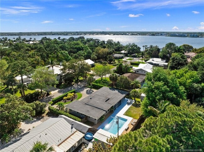 Building Photo - 530 S Manor Dr