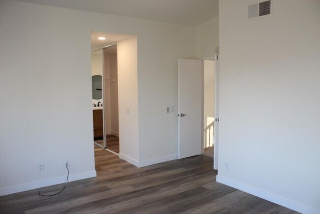 Building Photo - 4Bed/3Bath with 1 bed and bath downstairs & bonus room~ Avenida Andante