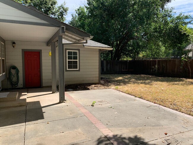 Building Photo - 4 Bedroom House with Great Floor Plan Clos...
