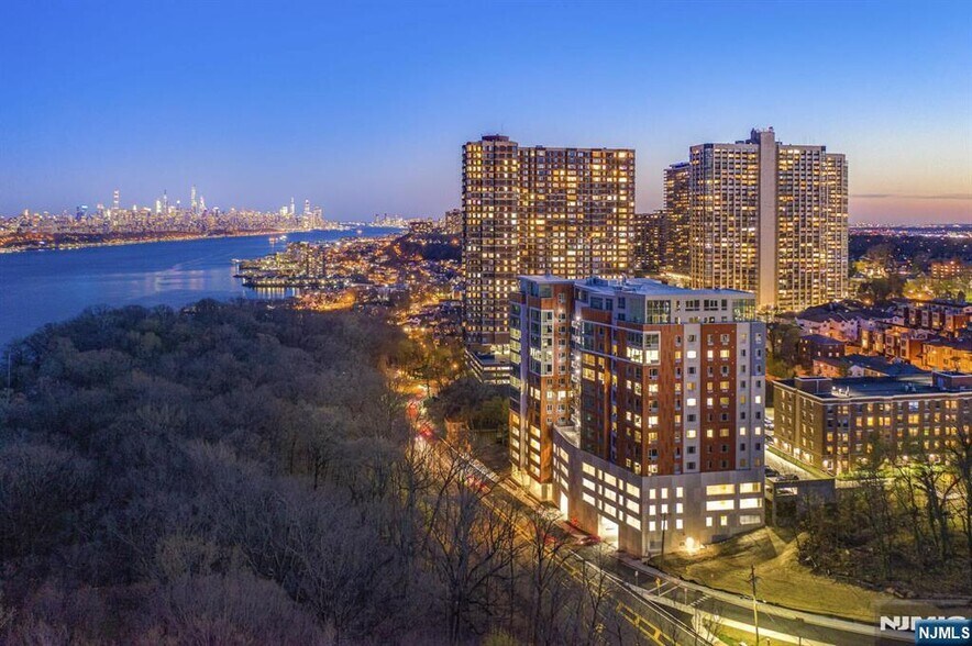 Building Photo - 69 Main St