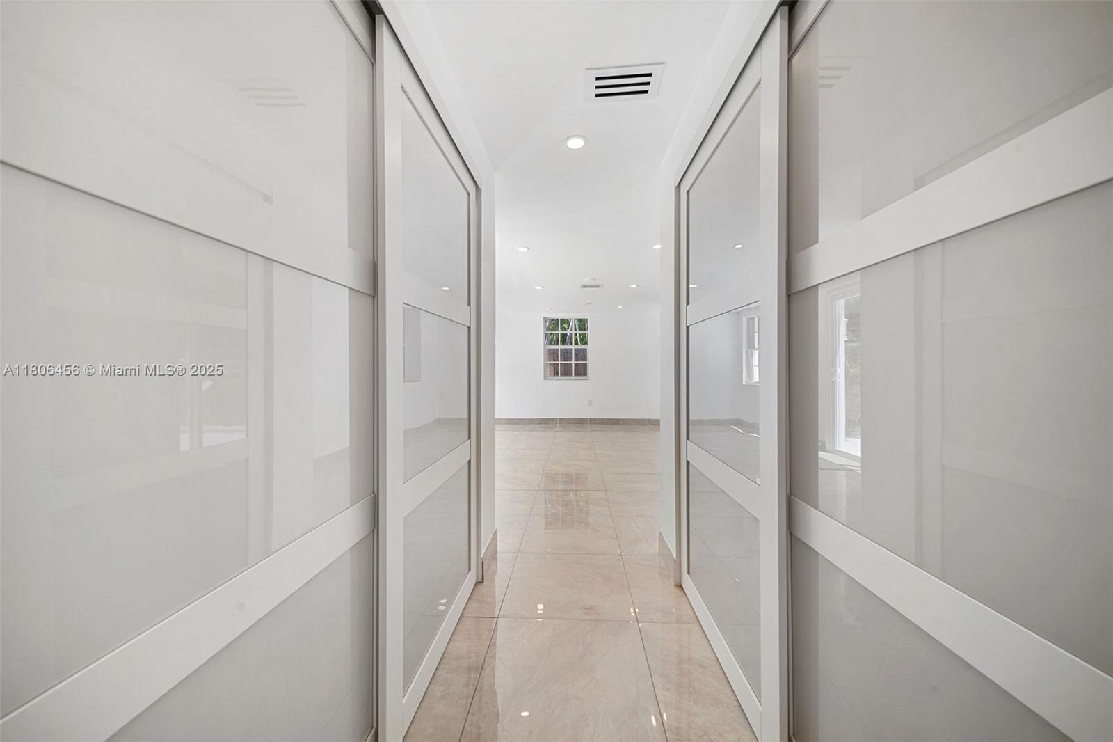 Building Photo - 427 W 45th St