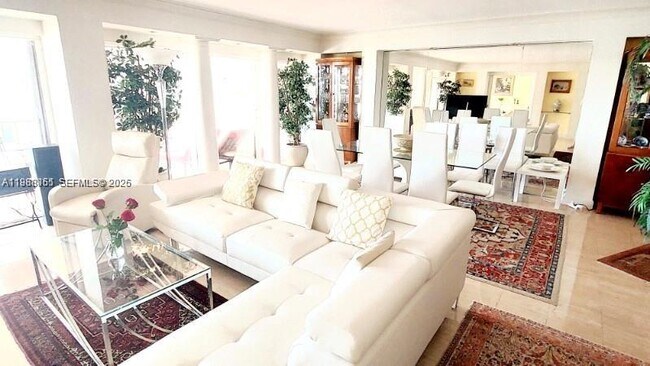 Building Photo - 1800 NE 114th St