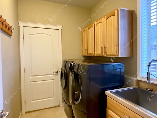 Building Photo - Designer 4BR- 2BA Home by Dry Canyon Park