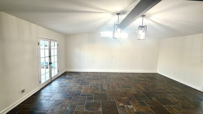 Building Photo - 4 Bedroom Beautiful Tustin Cul-De-Sac Home