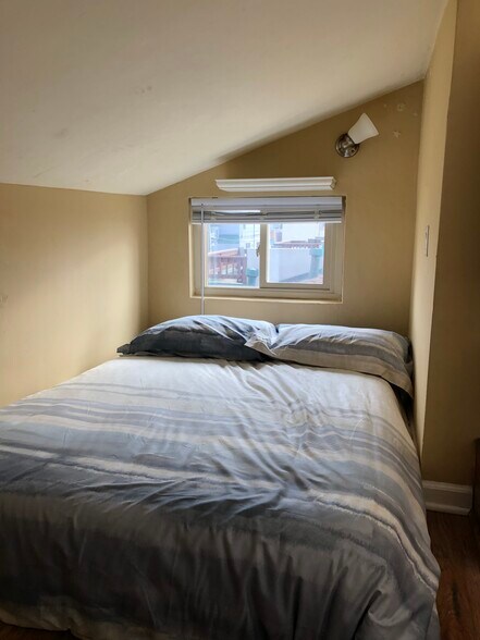 Crows nest bedroom - one of two full beds - 3261 Ocean Front Walk