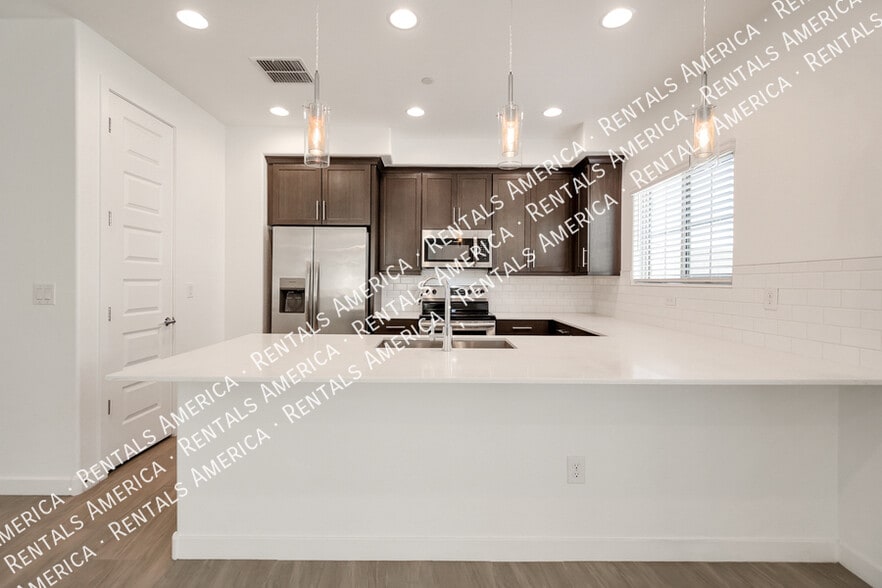 Building Photo - 4100 S Pinelake Way