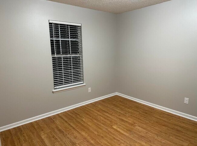 Building Photo - 586 Oak Brook Dr