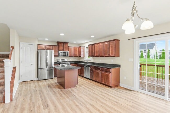 Building Photo - Three bedroom, 2.5 townhome in Mechanicsburg near Trindle Rd.