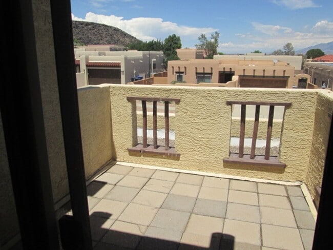 Building Photo - (4) Beds & (3) Car Garage