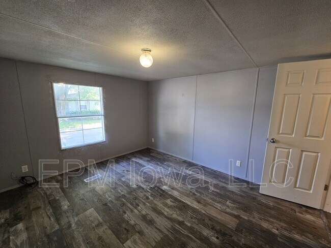 Building Photo - 700 W Ridgeway Ave