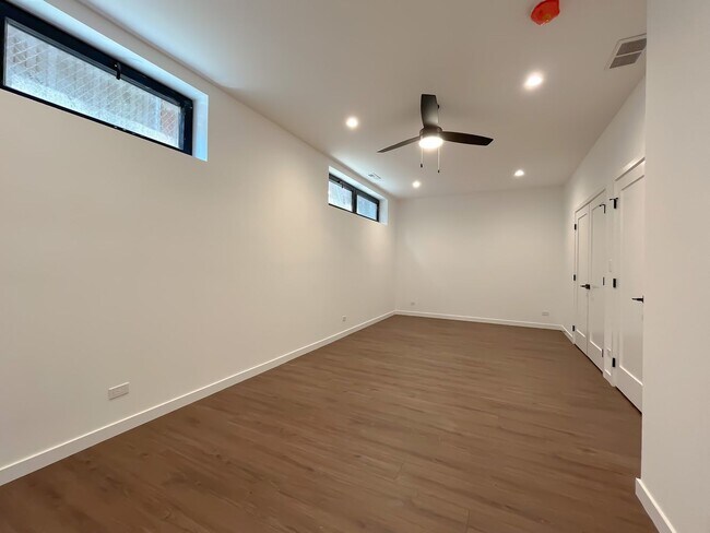 Building Photo - 3710 N Kenmore Ave