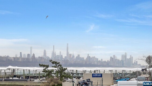 Building Photo - 1055 River 809