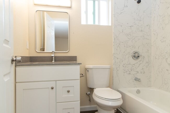 Building Photo - Recently Remolded Unit  2 bed/1 bath in South Salinas