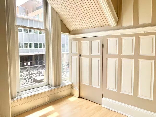 Building Photo - Enormous Upper Floor Unit in Heart of Downtown MKE