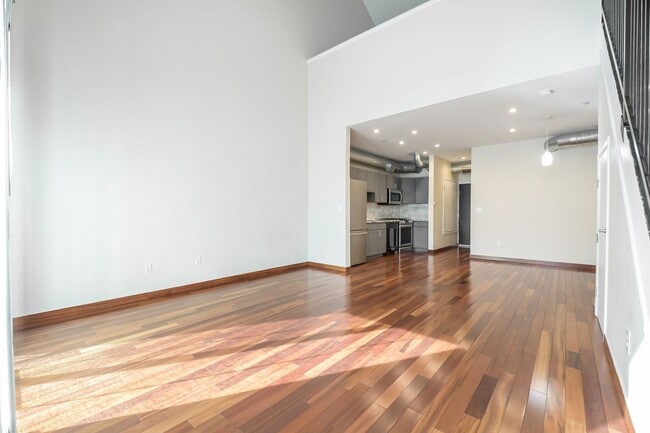 Building Photo - Top Level One Bedroom Condo in Rhino