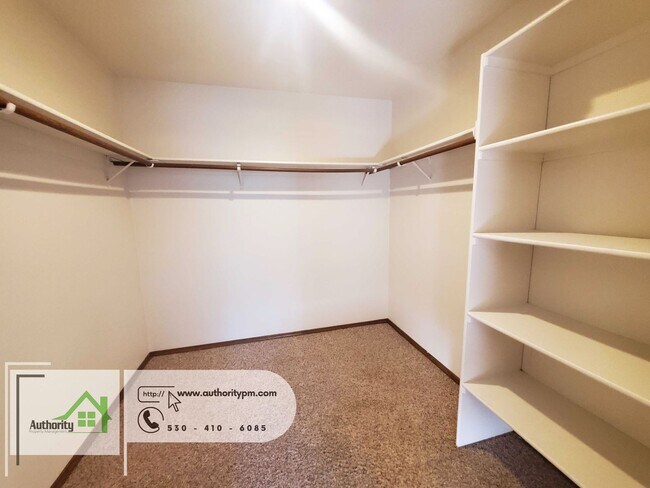 Building Photo - 3996 Morningsun Dr