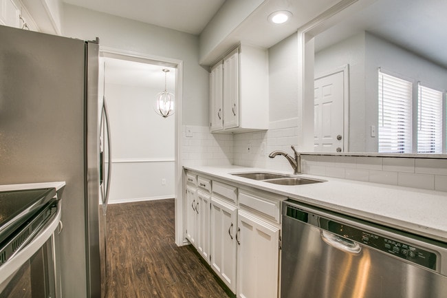 Building Photo - 3200 Meadow Park Dr