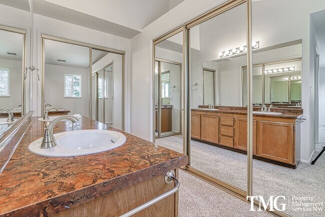 Building Photo - Amazing Open concept Condo in a secluded c...