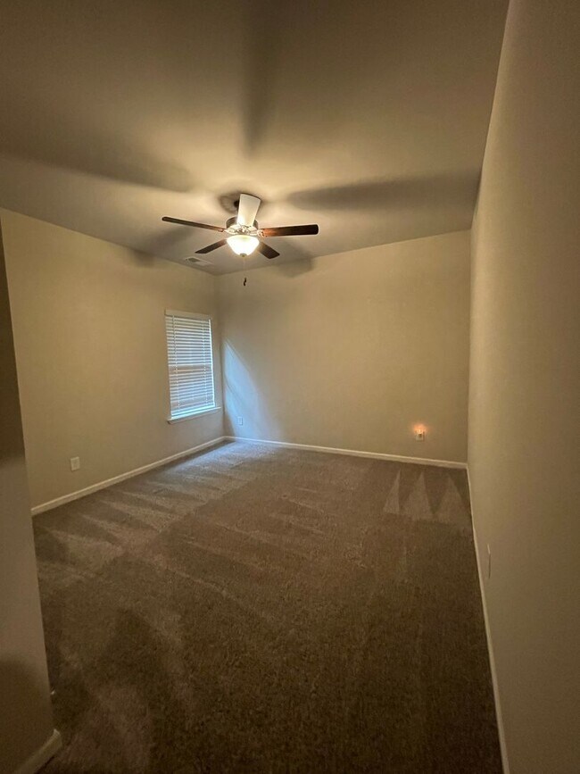 Building Photo - Beautiful Home in Gated Community with Pre...