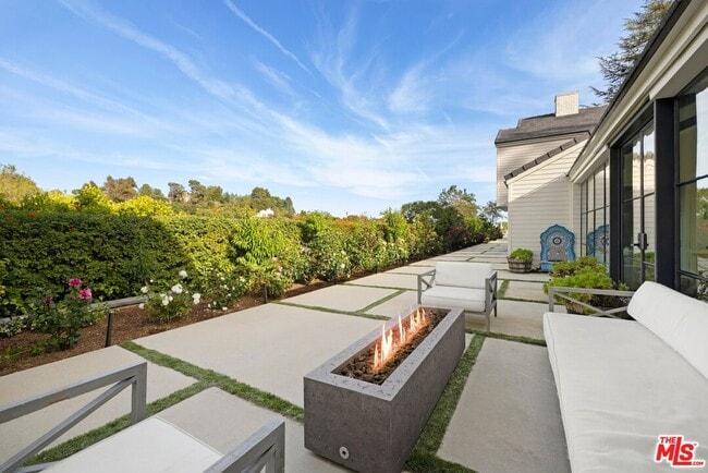 Building Photo - 15438 Mulholland Dr
