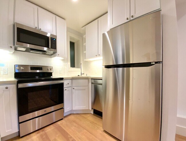 Building Photo - REMODELED 1BR in Haight! Yard Access. IN-UNIT LAUNDRY! DISHWASHER!