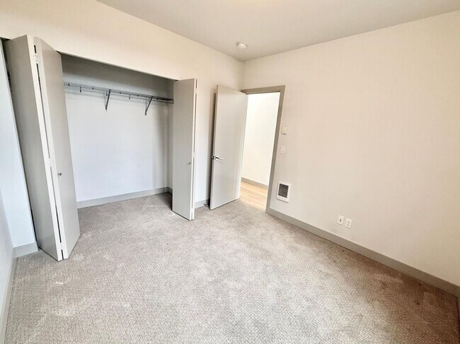 Building Photo - 2 Bed + Den 2 Bathroom Eastlake Townhome with Spectacular Views