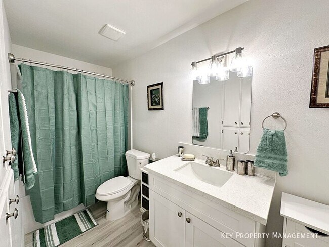 Building Photo - 1405 E Vegas Valley Dr