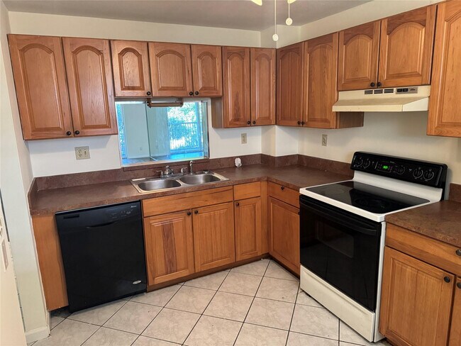 Building Photo - 1075 Riverside Dr