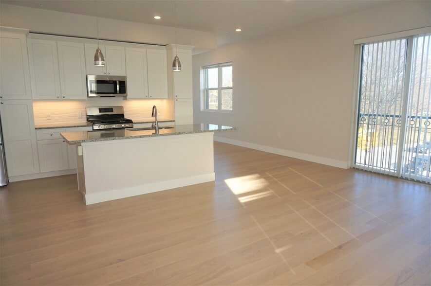 Building Photo - 99 Moody St