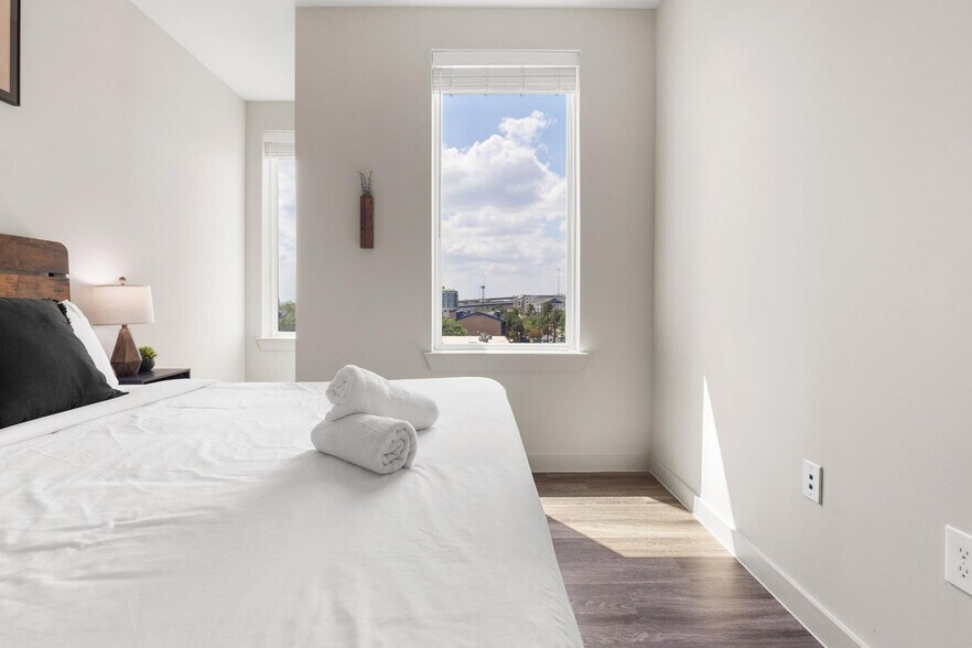 Building Photo - 5820 1/2 Cameron Rd