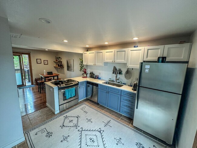 Building Photo - Beautiful & Large 4-Bd 2.5-Ba, in Boulders...