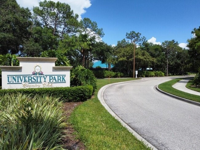Building Photo - Rent a luxurious golf course lifestyle home in Sarasota, FL