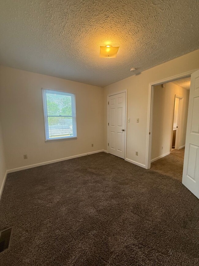 Building Photo - 4 bedroom, 2 bath House
