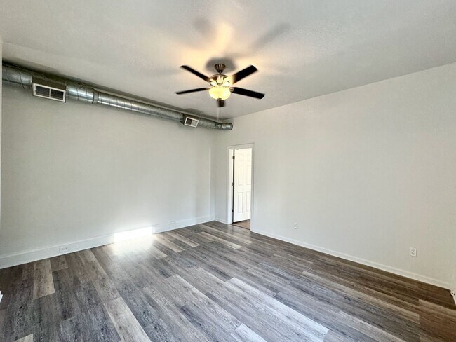Building Photo - 4 bed/2 full bath Rental on Warner - Mins ...
