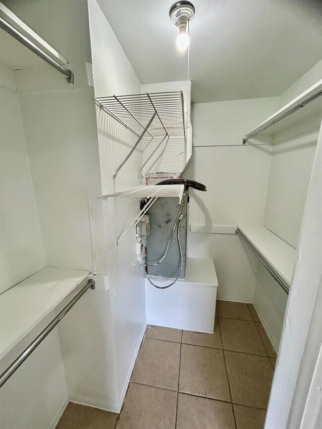 Building Photo - 1401 NE 57th Pl