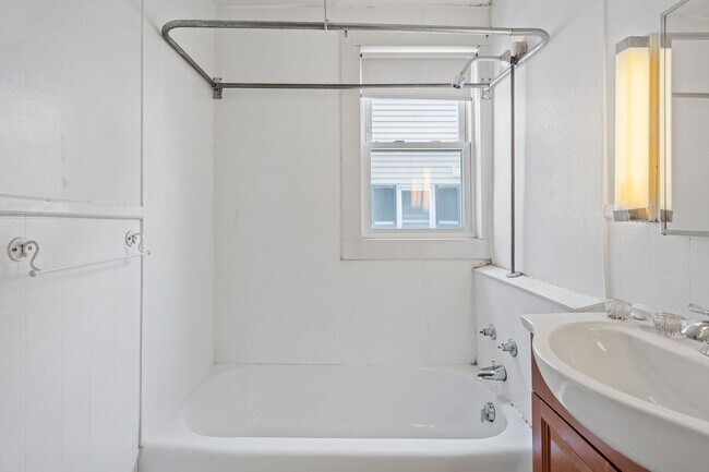 Building Photo - 135 Sagamore St